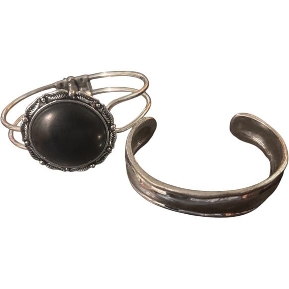 Set of two cuff bracelets. One cuff and the second has a stone in the middle. - Picture 1 of 2